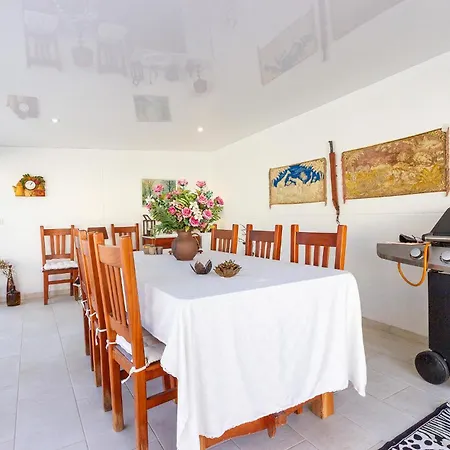 3 Bedroom Cozy In 別荘