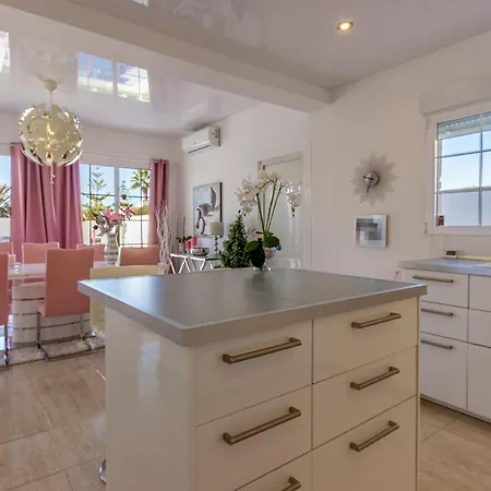 3 Bedroom Cozy In ロハレス
