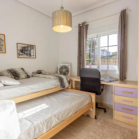 3 Bedroom Cozy In 別荘